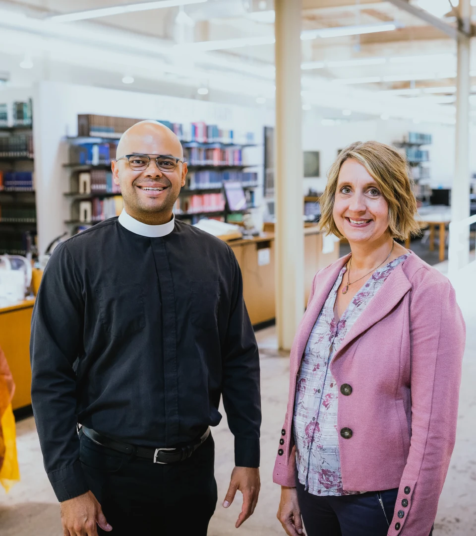 Two DMin students stand side by side on campus.