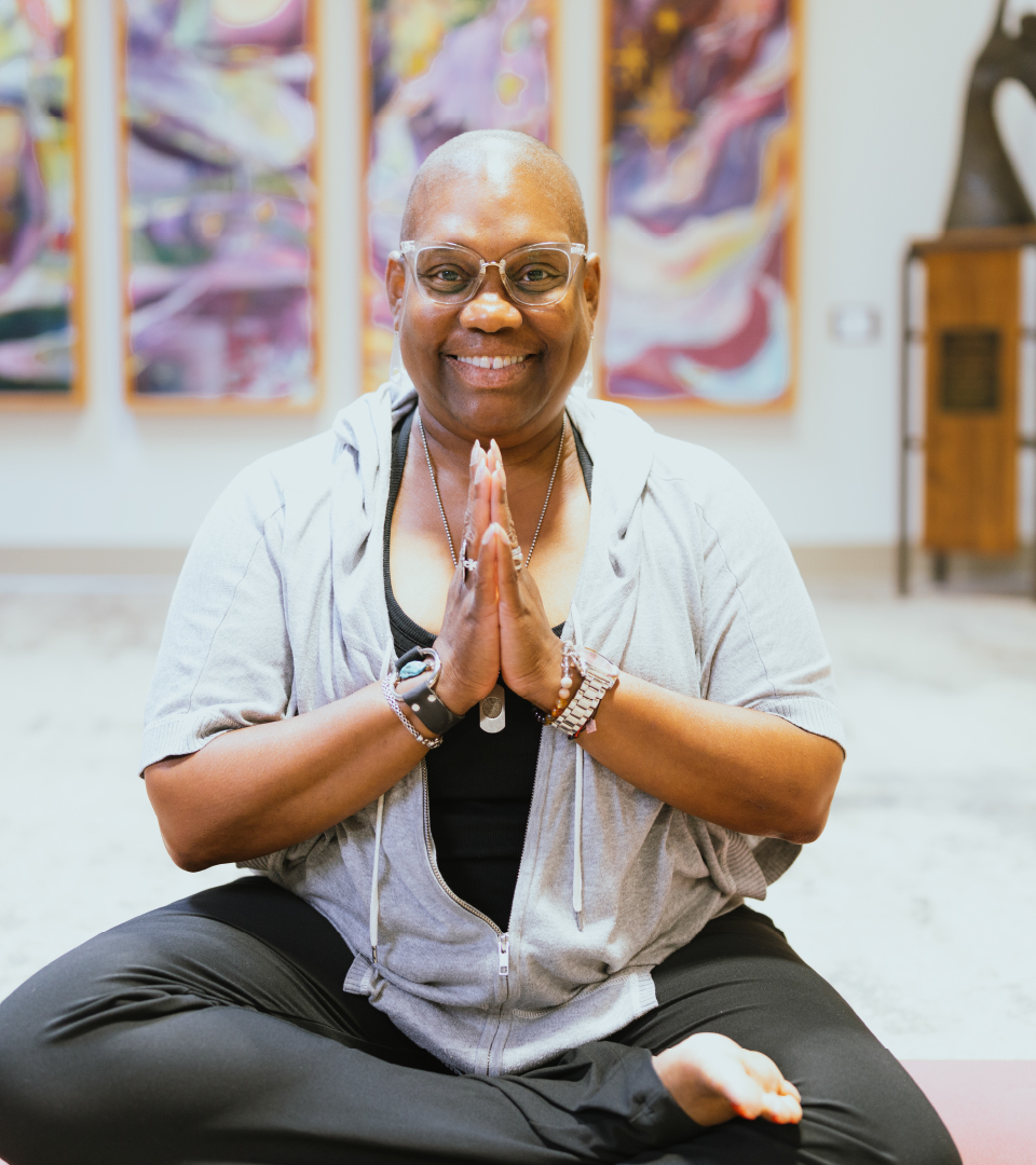 An alum sits in a centered post.